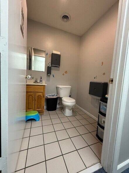 More Photos Of 114 S Maple St, Winchester Office For Lease