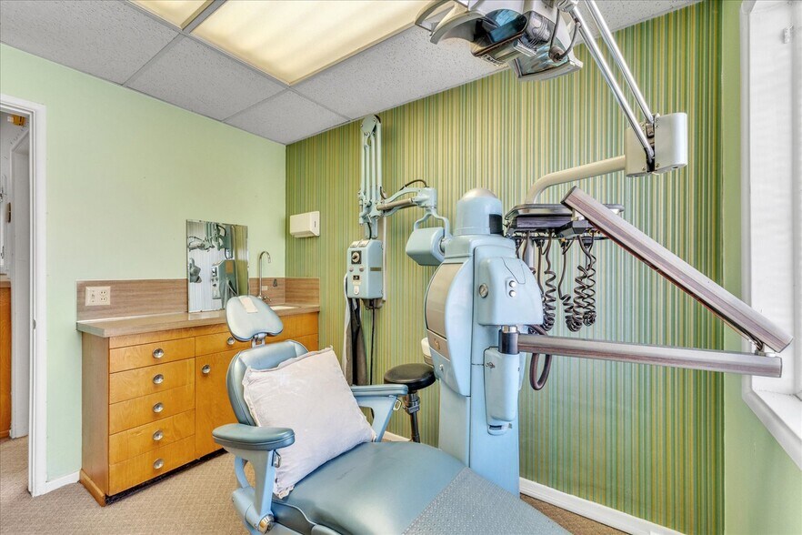 More Photos Of 18032 Ventura Blvd, Encino Medical For Lease