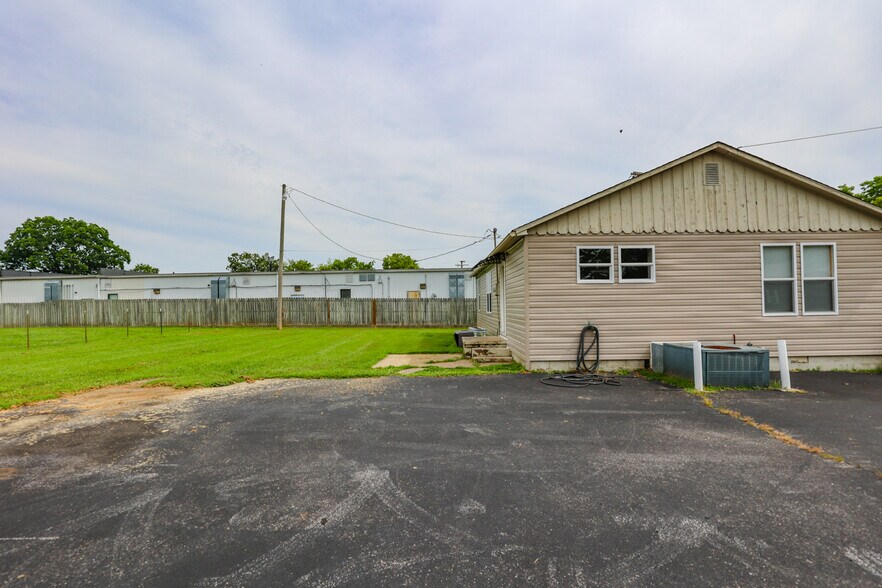 More Photos Of 806 Poplar St, Benton Office For Sale