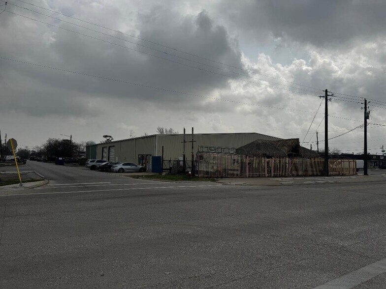More Photos Of 705 Freeport St, Houston Warehouse For Sale