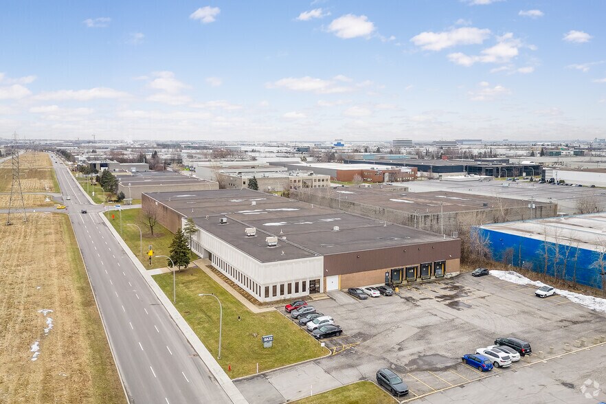 More Photos Of 6000 Boul Thimens, Montréal Warehouse For Sale