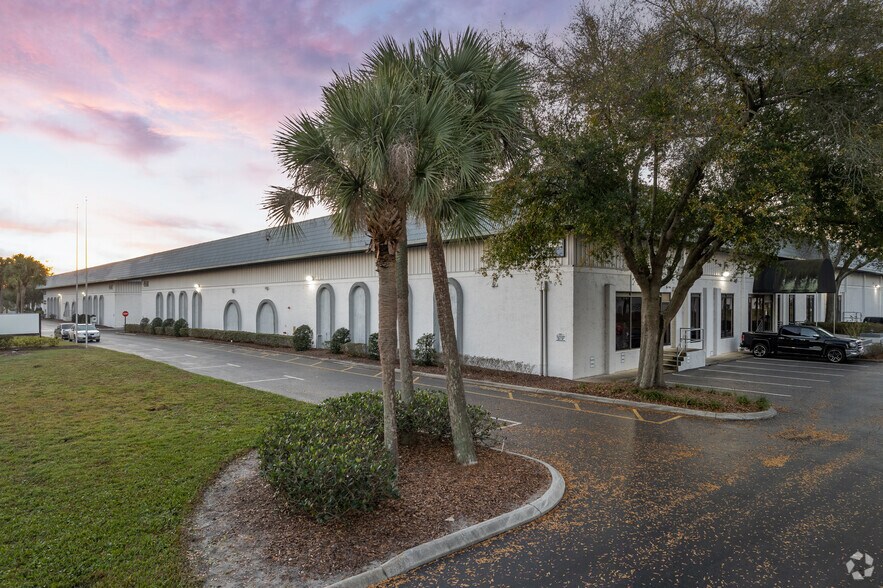 More Photos Of 3320 Vineland Rd, Orlando Unknown For Lease