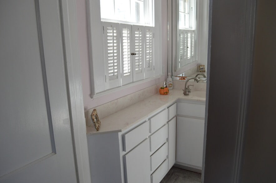 More Photos Of 121 W Center St, Lexington Office Residential For Sale