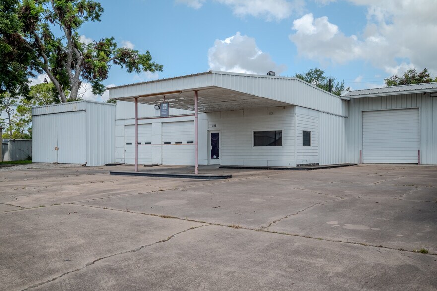 More Photos Of 619 E Jackson St, El Campo Warehouse For Lease