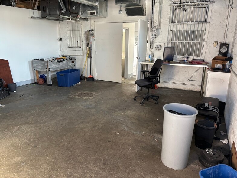 More Photos Of 3632-3652 N Cicero Ave, Chicago Showroom For Sale