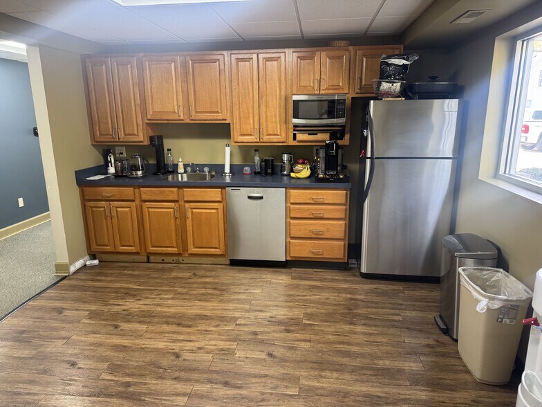 More Photos Of 818 Erwin St, Elkhart Office For Lease