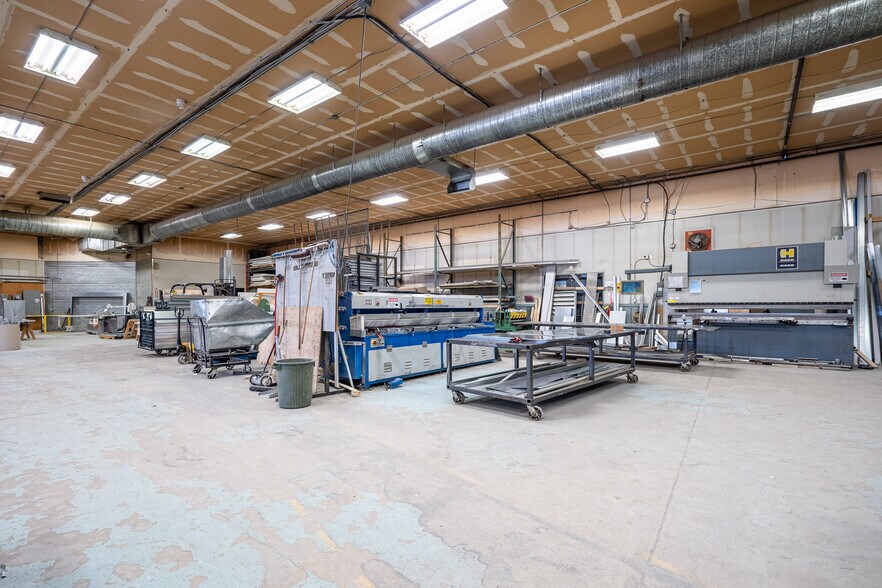 More Photos Of 4702 40 Av, Lloydminster Industrial For Lease