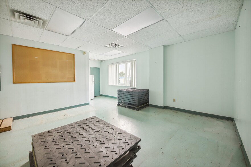 More Photos Of 178 Industrial Loop, Staten Island Warehouse For Lease