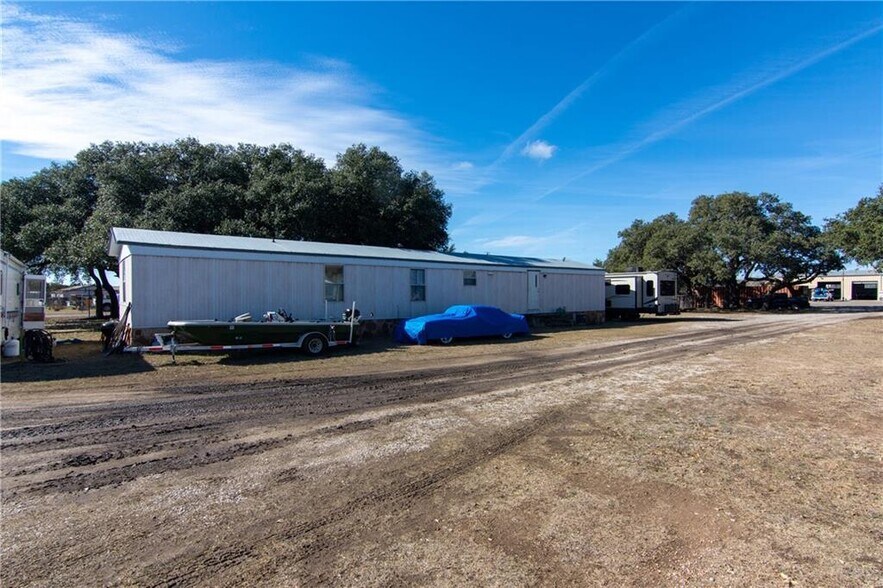 More Photos Of 500 Southland Dr, Burnet Flex For Lease