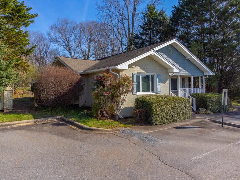 More Photos Of 156 White Oak St, Franklin Medical For Sale