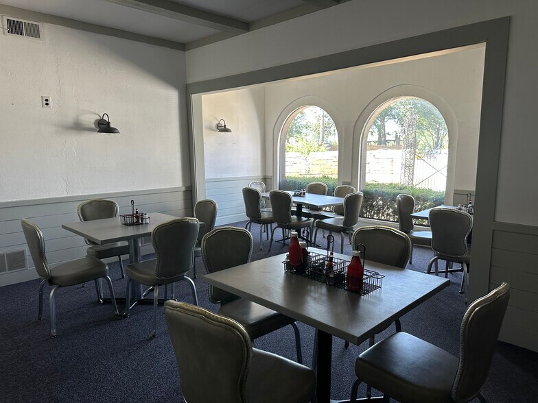 More Photos Of 220 Rand Rd, Lakemoor Restaurant For Lease