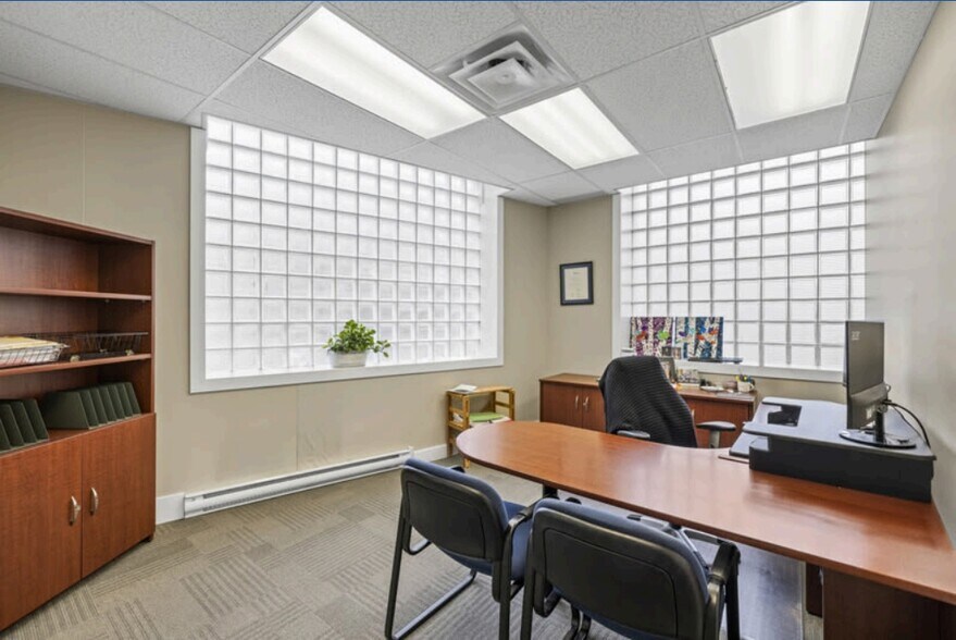 More Photos Of 25 Cavan St, Nanaimo Office For Sale