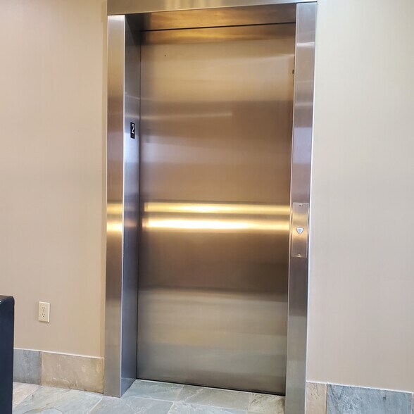 More Photos Of 2806 Flintrock Trace, Lakeway Loft Creative Space For Sale