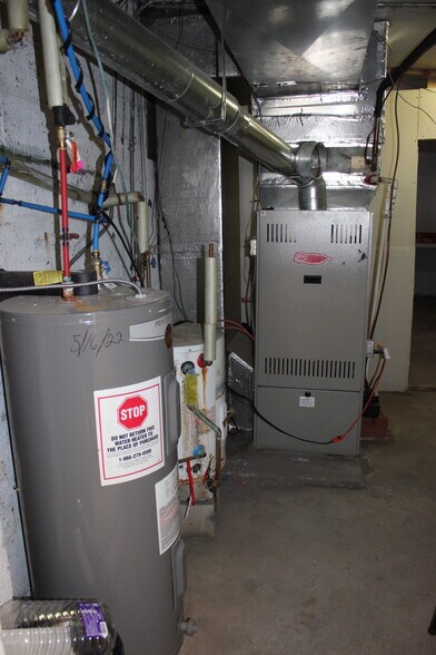 More Photos Of 259 W Washington St, Bristol General Retail For Lease