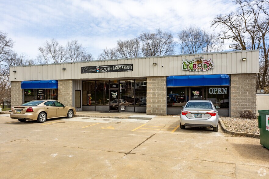 More Photos Of 2705 SW 9th St, Des Moines Storefront For Sale