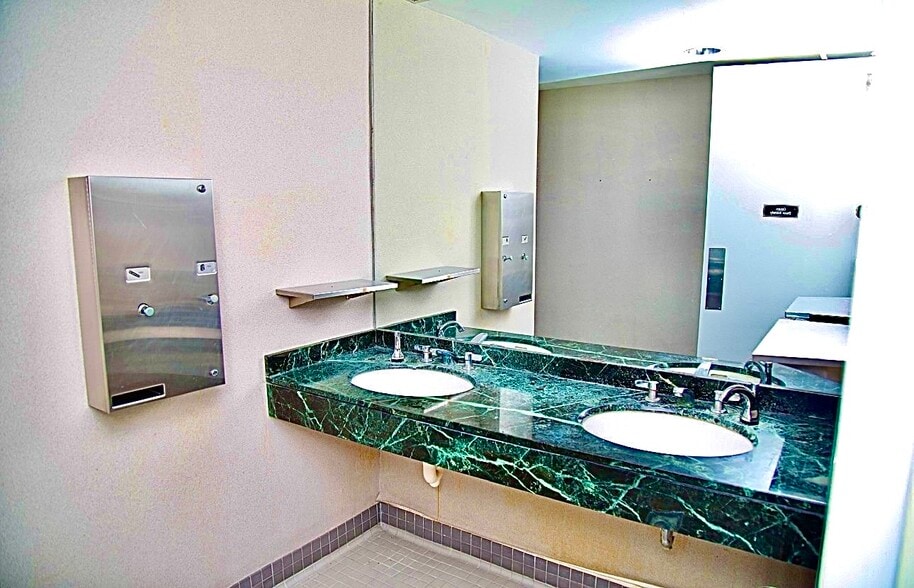 More Photos Of 396 W Greens Rd, Houston Office For Sale