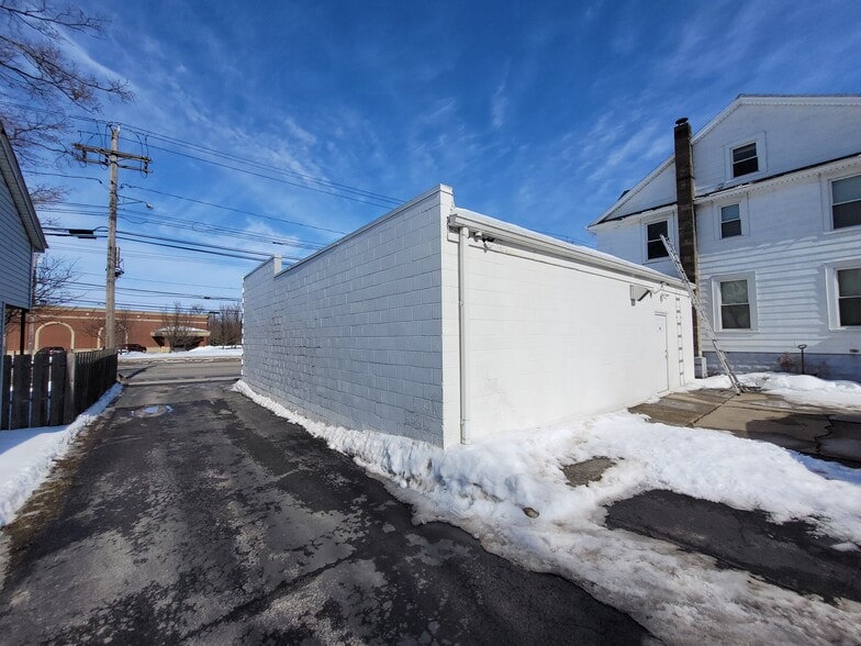 More Photos Of 596 E Main St, Batavia Freestanding For Lease