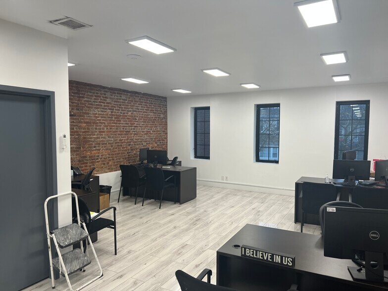 More Photos Of 13531 Kew Gardens Rd, Richmond Hill Office For Sale