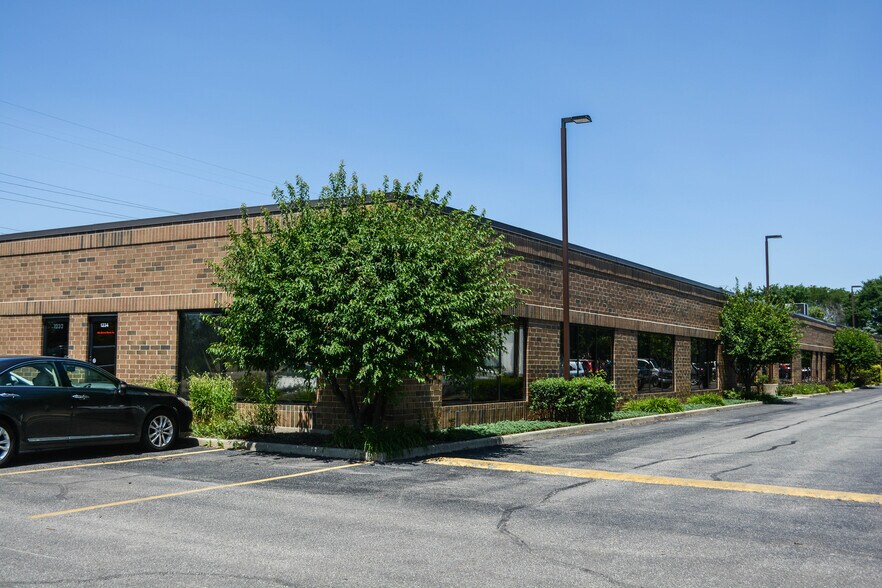 More Photos Of 1200-1228 Allanson Rd, Mundelein Warehouse For Sale