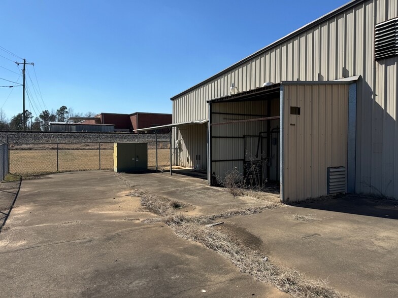 More Photos Of 1090 Shamrock Ave, Landrum Distribution For Lease