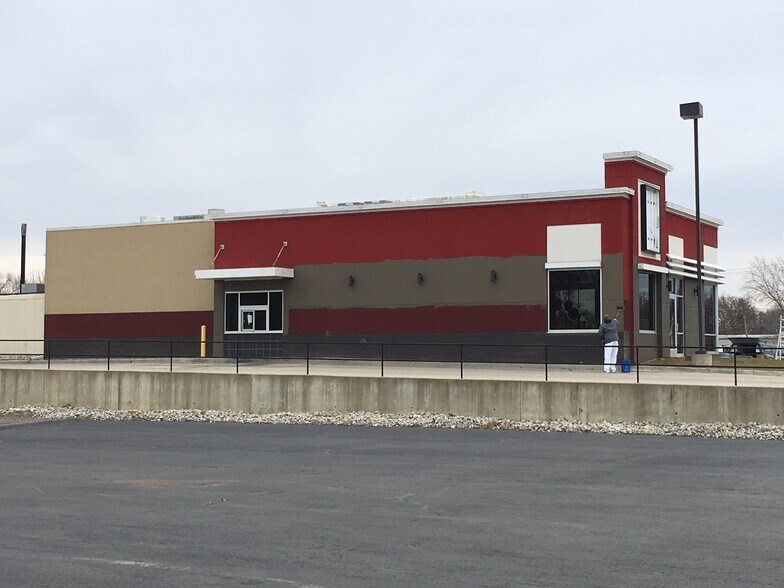 More Photos Of 800 W Walnut St, Watseka Fast Food For Lease