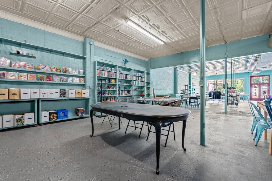 More Photos Of 403 Carthage St, Cameron General Retail For Sale