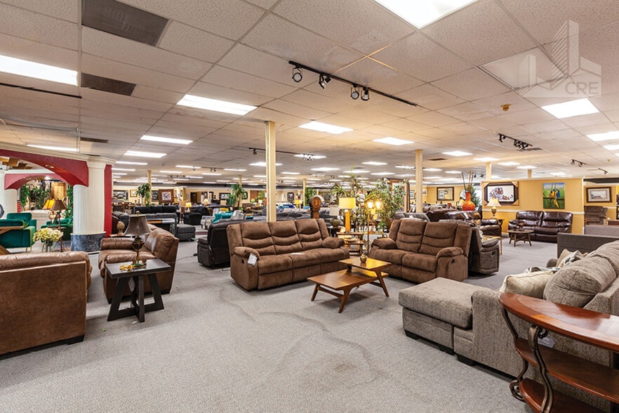 More Photos Of 2001 N Texas St, Fairfield Showroom For Sale