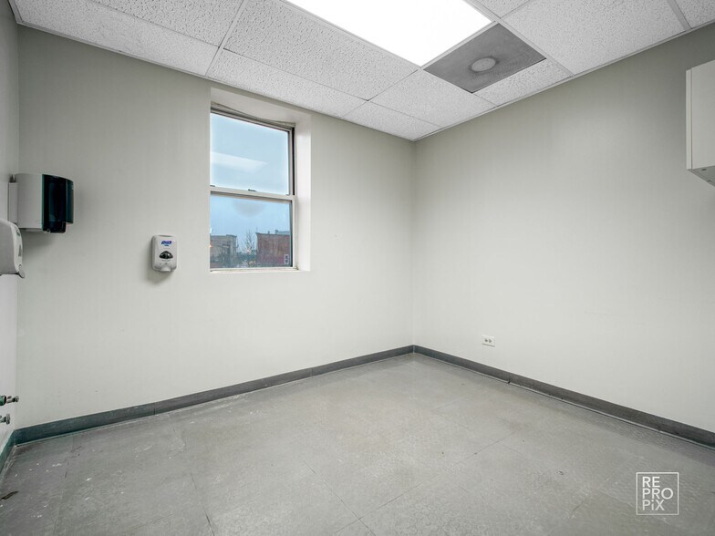 More Photos Of 1870 S Blue Island Ave, Chicago Office For Sale