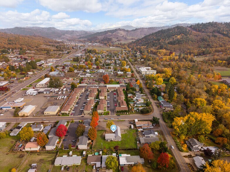 More Photos Of 132 NE Rifle Range St, Roseburg Apartments For Sale