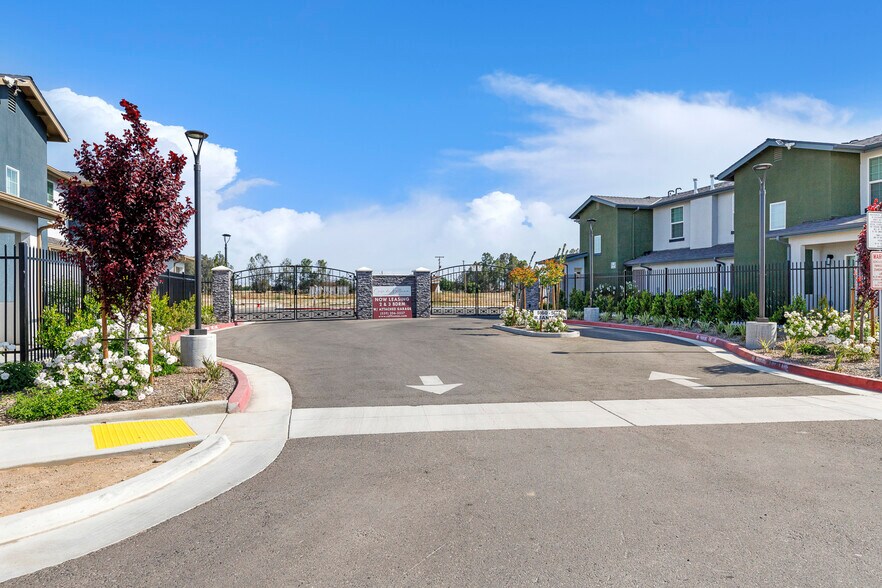 More Photos Of 5860 W Santa Ana Ave, Fresno Apartments For Sale