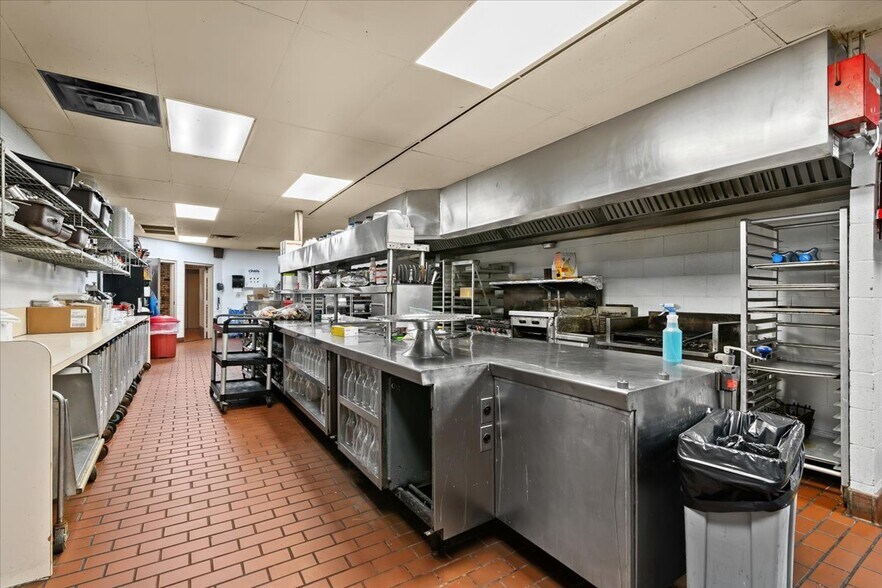 More Photos Of 9512 E Lippincott Blvd, Davison Golf Course Driving Range For Sale