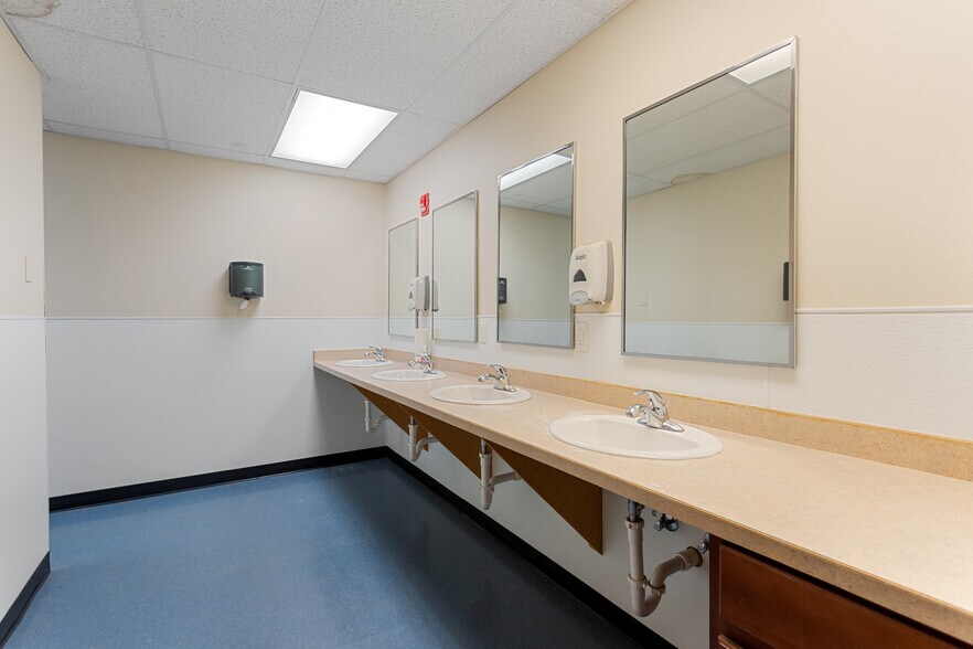 More Photos Of 2066 125th Ave NW, Watford City Industrial For Sale