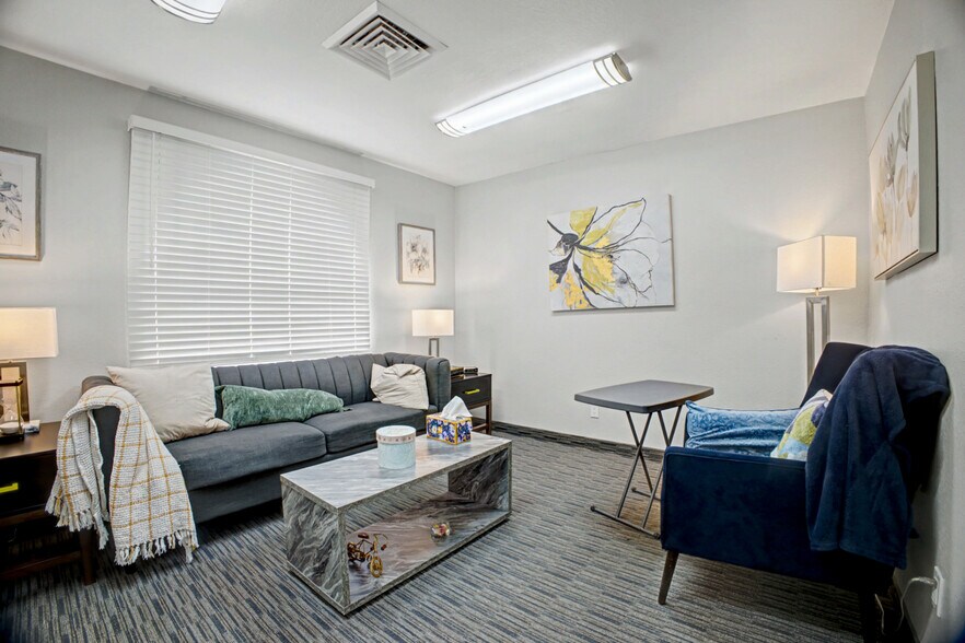 More Photos Of 555 W University Dr, Mesa Office For Lease