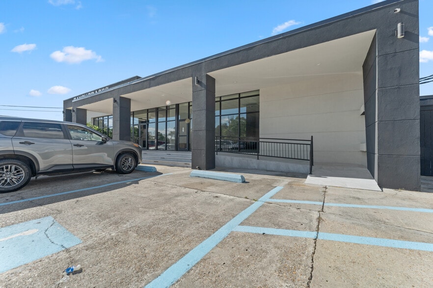 More Photos Of 8482 Perkins Rd, Baton Rouge General Retail For Lease