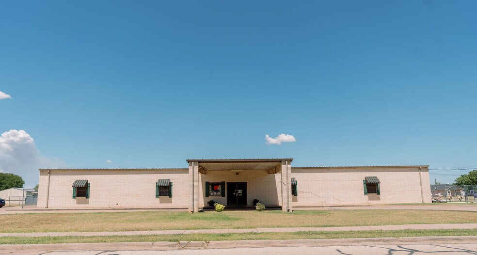 More Photos Of 1522 Weeks St, Wichita Falls Office For Sale