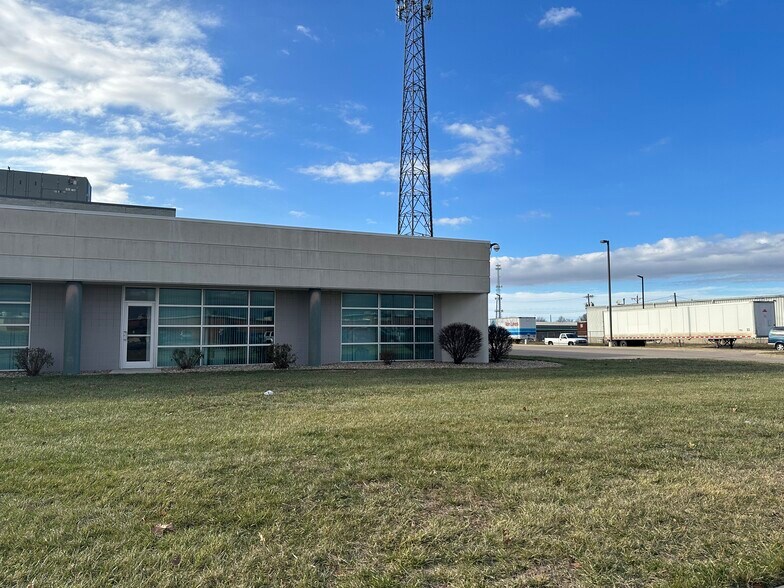 More Photos Of 2121 SW Chelsea Dr, Topeka Flex For Lease