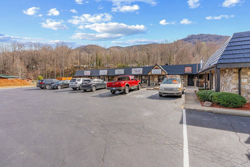More Photos Of 2487 Soco Rd, Maggie Valley Freestanding For Lease