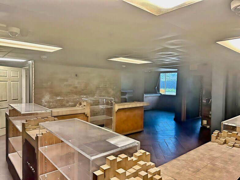 More Photos Of 5277 W Jefferson Blvd, Los Angeles General Retail For Sale