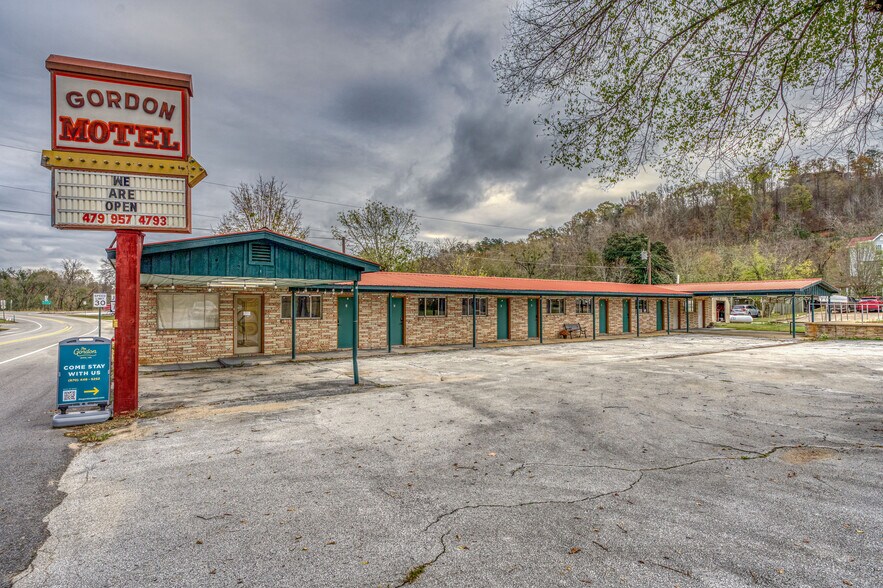 More Photos Of 208 Court St, Jasper Hotel For Sale