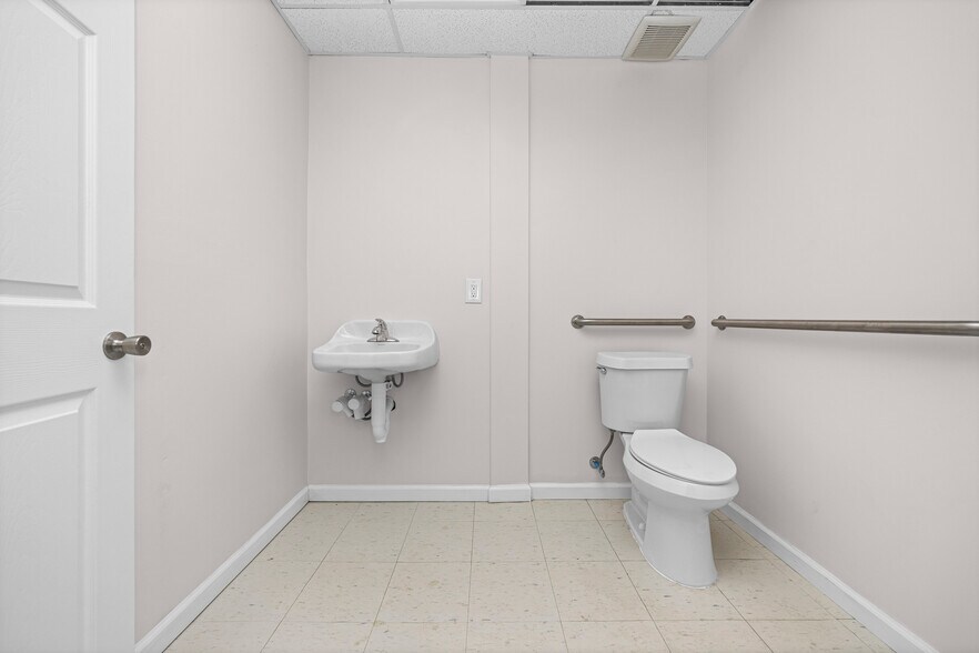 More Photos Of 35628 Jefferson Ave, Harrison Township Medical For Lease