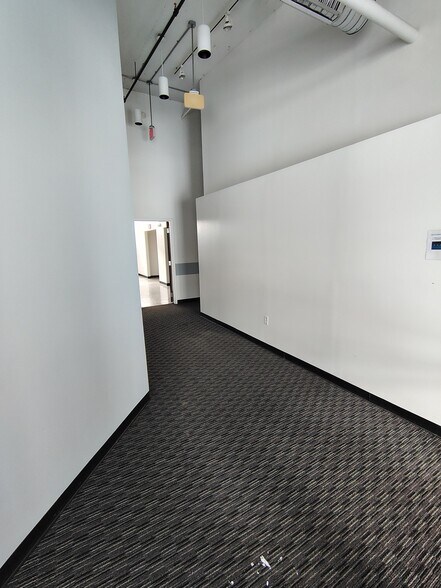 More Photos Of 18-22 Masse Pl, Batavia Warehouse For Lease
