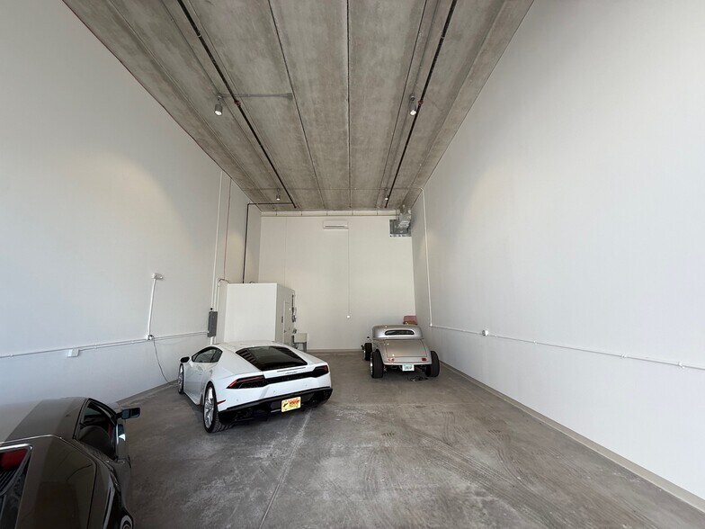 More Photos Of 5451 Communications Pky, Lakewood Ranch Showroom For Sale