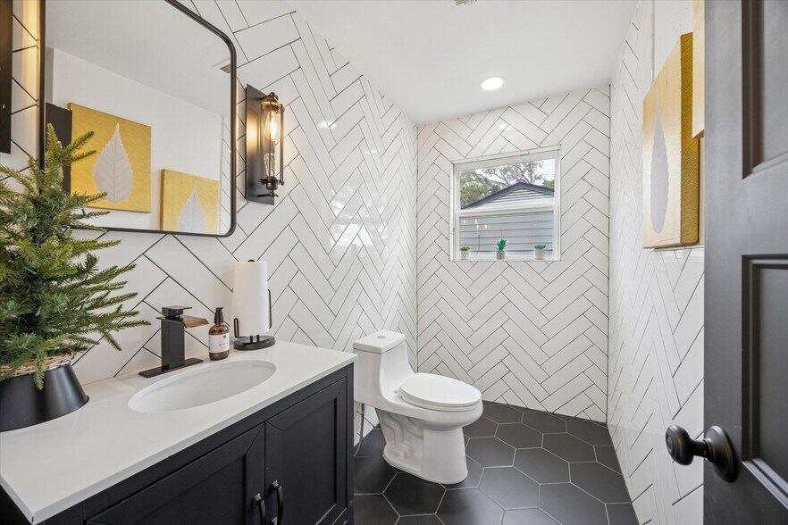 More Photos Of 5225 E 5th St, Katy Light Manufacturing For Sale