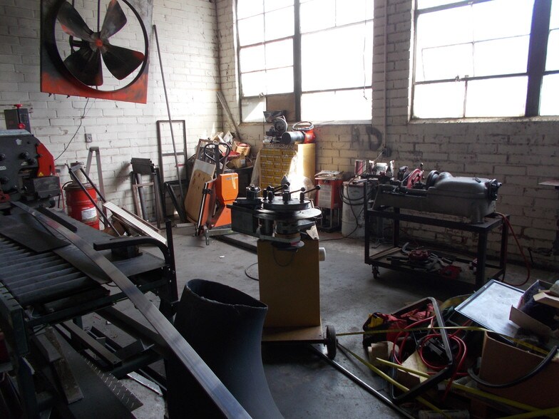 More Photos Of 225 W Hill St, Thomson Industrial For Sale