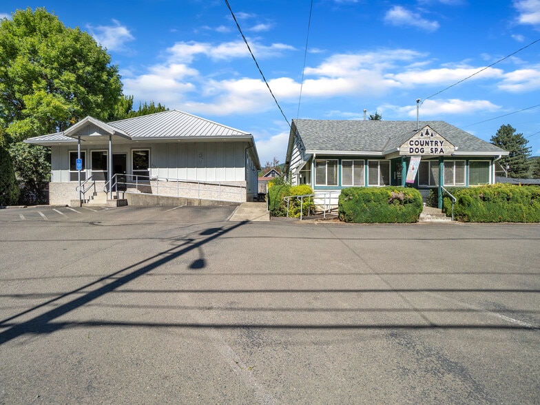 Primary Photo Of 711 W Main St, Sheridan Veterinarian Kennel For Sale