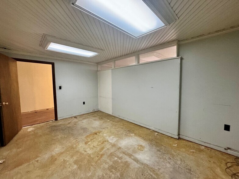 More Photos Of 868 State Route 3 and 12, Hinton Flex For Sale