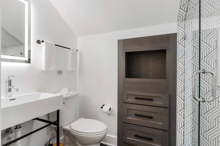 More Photos Of W4724 S Lakeshore Dr, Fontana-on-Geneva Lake Storefront For Sale