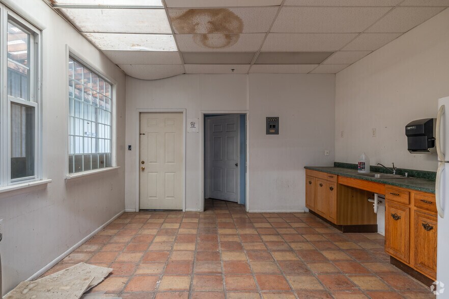 More Photos Of 500 N 8th St, Reading Warehouse For Lease