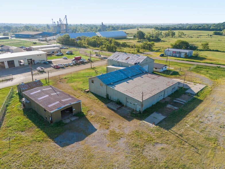 More Photos Of 600 W Cherry St, Cushing Warehouse For Lease