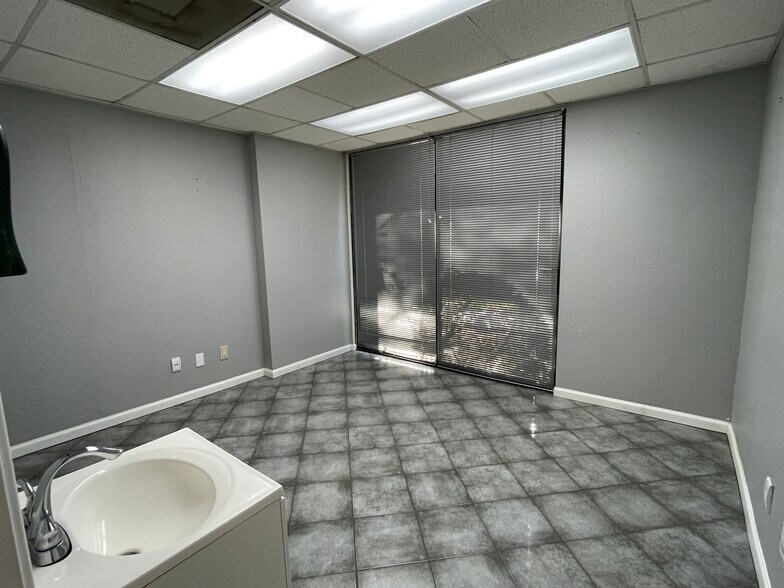 More Photos Of 14347 Torrey Chase Blvd, Houston Office For Sale